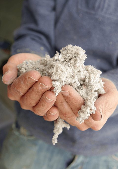 Isolant soufflé à base de papier recyclé – cellulose utilisée par Isolation VIP à Québec et Lotbinière