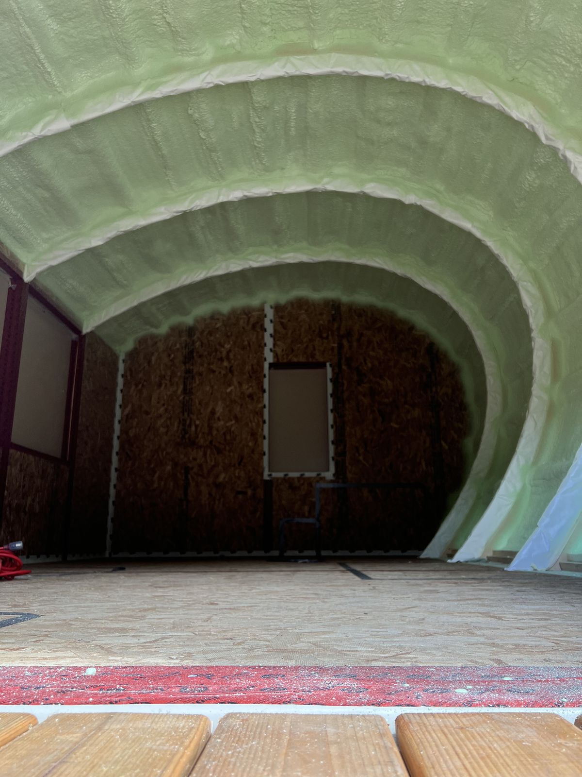Structure intérieure isolée au polyuréthane – bâtiment neuf isolé par Isolation VIP dans la région de Québec